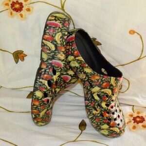 Easy Spirit Travel Clog     Size 8, Fruits Design